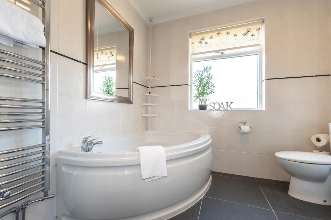 Cheerful 3-Bedroom Douglas House With Patio サウサンプトン エクステリア 写真
