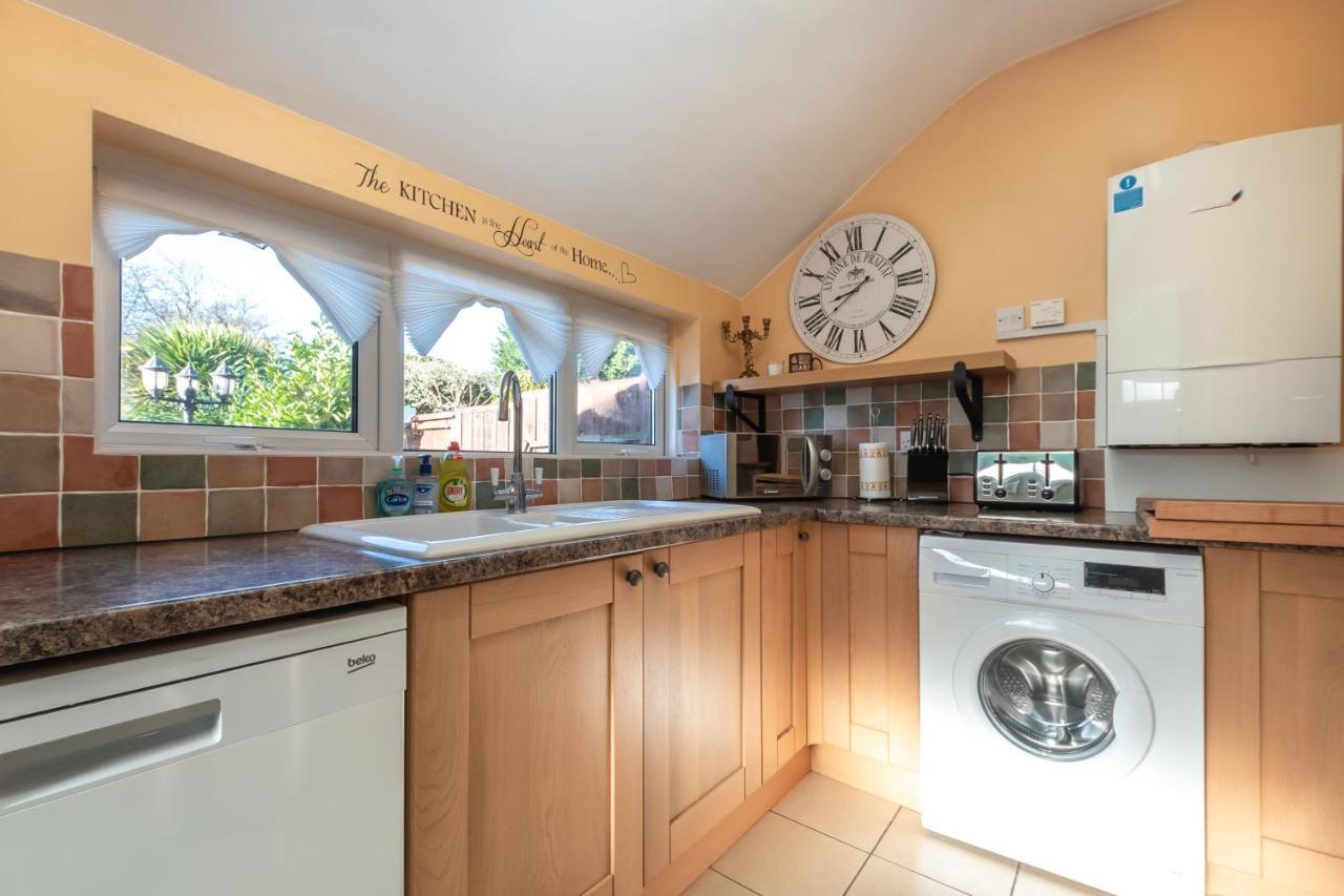 Cheerful 3-Bedroom Douglas House With Patio サウサンプトン エクステリア 写真