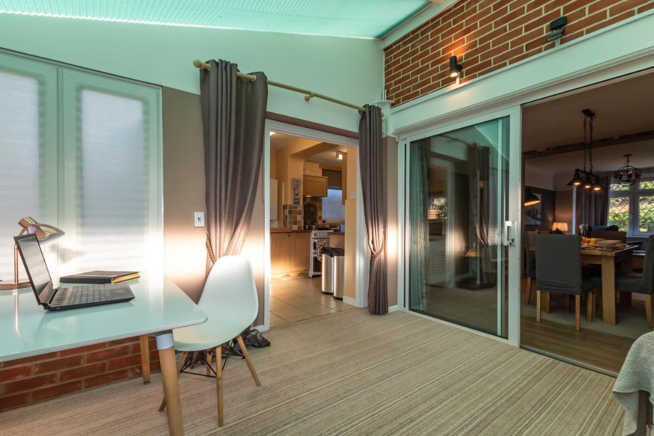 Cheerful 3-Bedroom Douglas House With Patio サウサンプトン エクステリア 写真