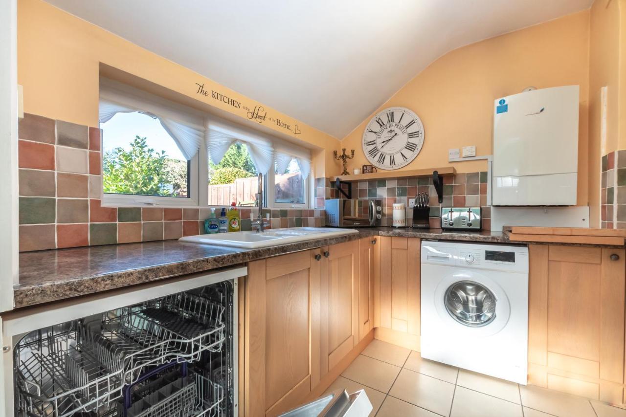 Cheerful 3-Bedroom Douglas House With Patio サウサンプトン エクステリア 写真